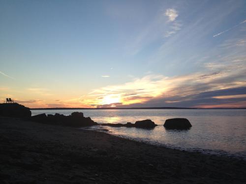 High Tide Inn on the Ocean Motel and Cottages - image 2