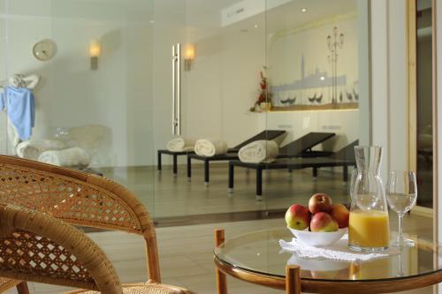 Suite with Lake and Mountain View