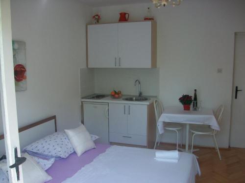  Apartment Niki in Makarska