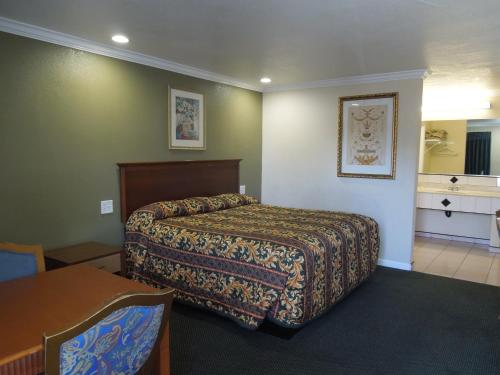 Castaway Motel Castaway Motel is perfectly located for both business and leisure guests in Orange (CA). The hotel has everything you need for a comfortable stay. 24-hour front desk, family room, vending machine are 