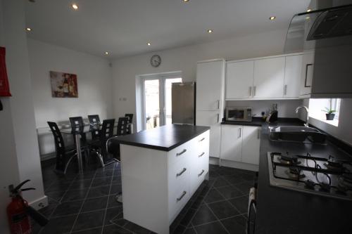 Kitchen, Holiday Home Hot Tub & Sauna in Talbot and Branksome Woods