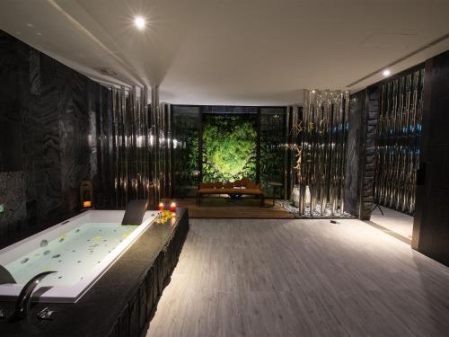 Bathroom, SHUEI WU MOTEL in Nantun District