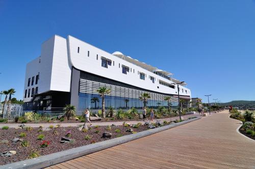 酒店活動, 奧佩拉里亞派斯酒店 (Operalia Hotel les Pins) in 巴拉呂克萊班