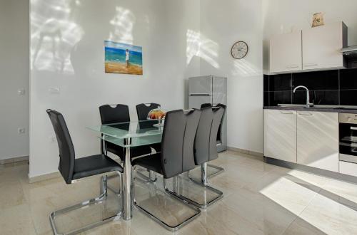 2 bedrooms, 4 beds