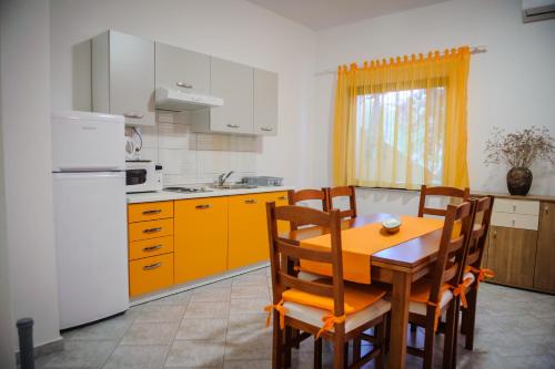  Apartmani Riva, Unterkunft in Posedarje
