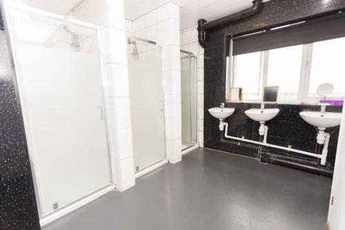 Shower, Budget Hostel in Newcastle upon Tyne