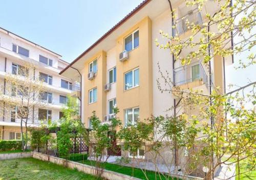 One-Bedroom Apartment with Balcony - Yasen str. Building 1 image 2