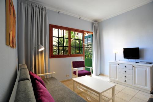 TC Apartamentos Don Diego Set in a prime location of Gran Canaria, Apartamentos Don Diego puts everything the city has to offer just outside your doorstep. The hotel has everything you need for a comfortable stay. Take advanta