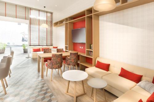 Jason Inn - main image