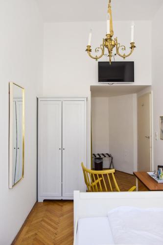 Economy Single Room With Shared Toilet image 6
