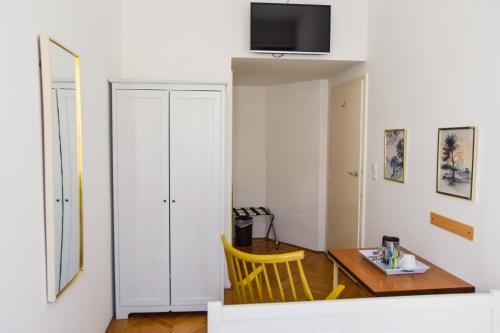 Economy Single Room With Shared Toilet image 5