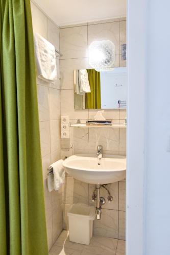 Economy Single Room With Shared Toilet image 2