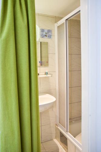 Economy Single Room With Shared Toilet image 1