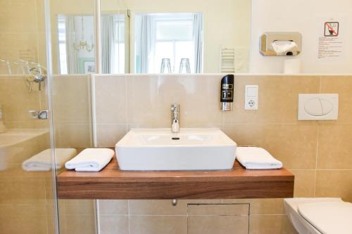Standard Double Room with Private Bathroom image 2
