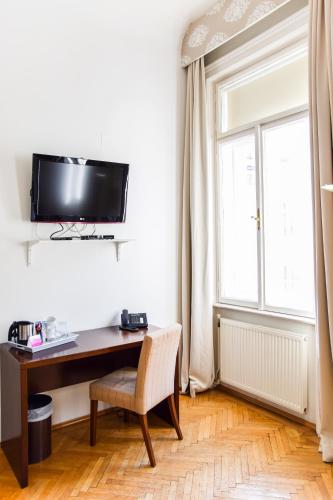 Grand Double Room with Private Bathroom image 5