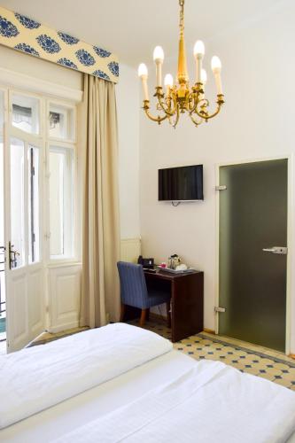 Standard Double Room with Private Bathroom image 4
