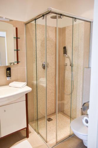 Standard Double Room with Private Bathroom image 8