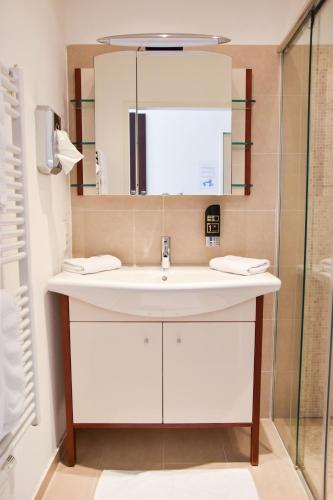 Standard Double Room with Private Bathroom image 10