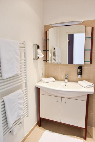 Standard Double Room with Private Bathroom image 9