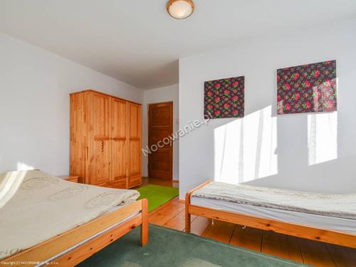1 double bed, 1 twin bed