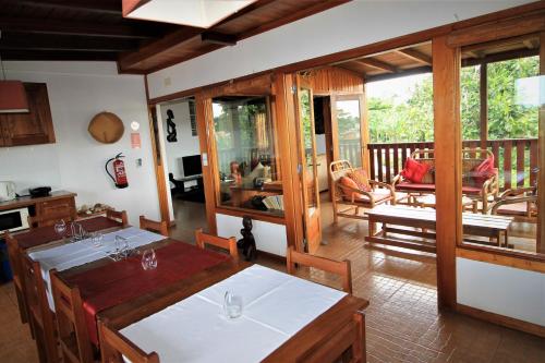 Sala de estar/TV partilhada, Sweet Guest House in São Tomé