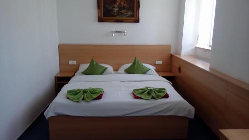 1 king bed, 1 twin bed