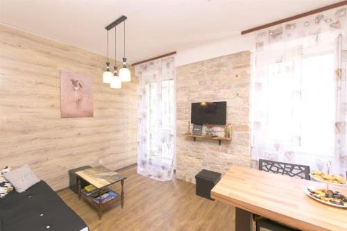 Studio Standard image 1