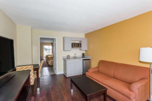 2 Queen Beds, One-Bedroom, Suite, Pool Side View, Non-Smoking