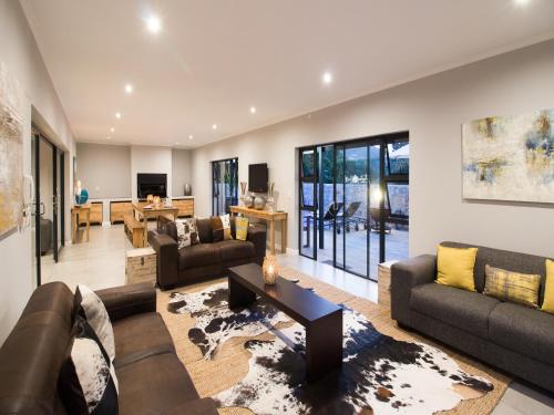 kawasan lounge/TV kongsi, Knysna The Greens in Hunter's Home