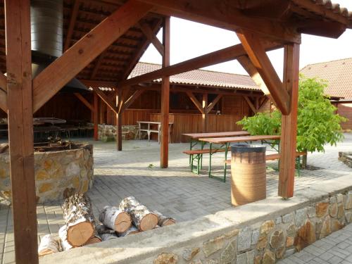 Restaurace Vráž (Restaurace Vraz) in ฮลูโบกา นาด เวลทาวู