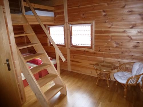 Restaurace Vráž (Restaurace Vraz) in ฮลูโบกา นาด เวลทาวู