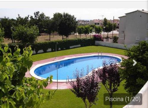 Casa _pareada con piscina y jardin privado