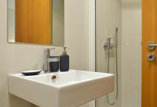 Studio Apartment image 9