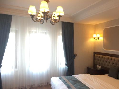 Deluxe Double Room with Partial Sea View image 3