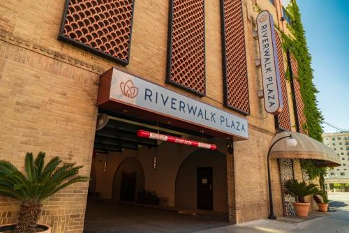 Riverwalk Plaza Hotel - image 6