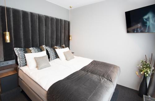 Basic Double Room with Private Bathroom image 5