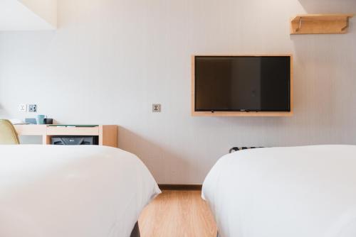 Business Double Room with Window image 10