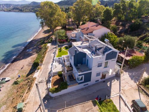  Spaceous comfortable villa right by the sea in Alissós