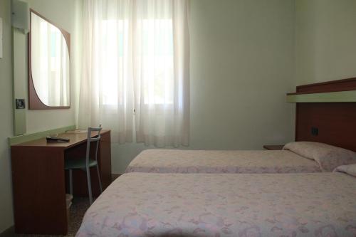 Classic Double or Twin Room with Terrace image 4