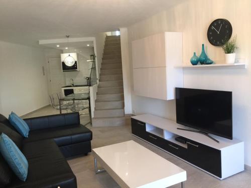  AwayDays - 119 - Modern Duplex 50m from the Beach, Unterkunft in Empuriabrava