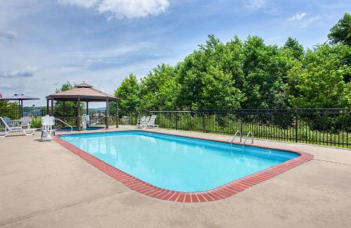 Super 8 by Wyndham Cave City - image 5