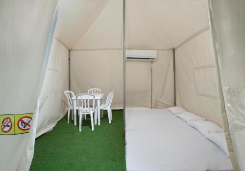 출입구, 더 캠핑 사이트 하마트 가데르 (The Camping Site Hamat Gader) in 셸하 고안