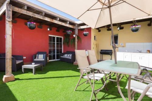  Villa Blanca Tenerife - Complete House - Terrace and BBQ, 5 minutes from the beach and airport, Pension in San Isidro