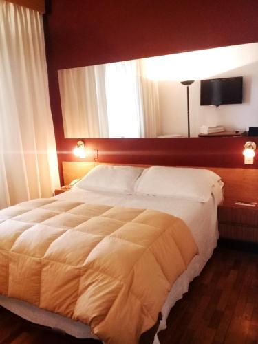 Standard Double Room image 3