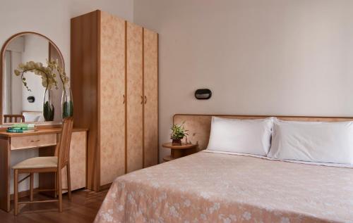 Double or Twin Room image 3