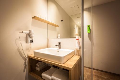 Rocket Rooms Velden Rocket ROOMS Velden is a popular choice amongst travelers in Velden am Worthersee, whether exploring or just passing through. Offering a variety of facilities and services, the hotel provides all you 