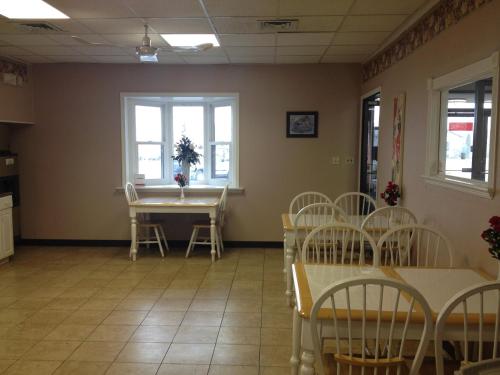 수퍼 8 바이 윈덤 칼라일 노스 - 레스토랑