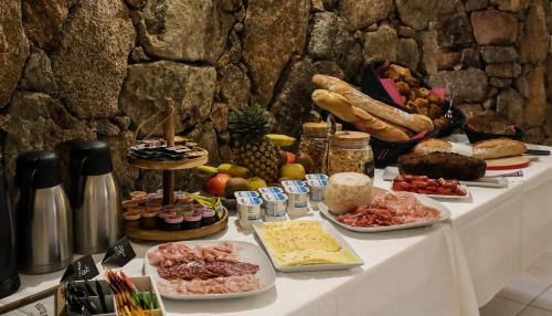 Toit ja joogid, Macchie e Fiori in Figari