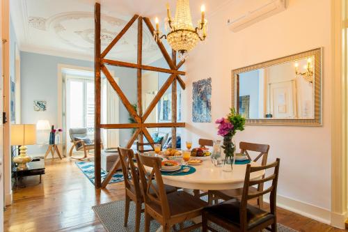 Bairro Alto 3 Bedroom Patio Flat!, Lisboa