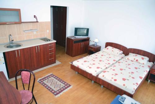 2 twin beds, 1 sofa bed